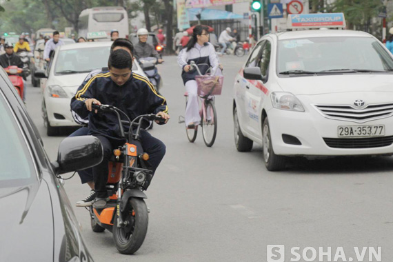 
	Nhiều học sinh sử dụng xe đạp điện nhưng lại không đội mũ bảo hiểm.