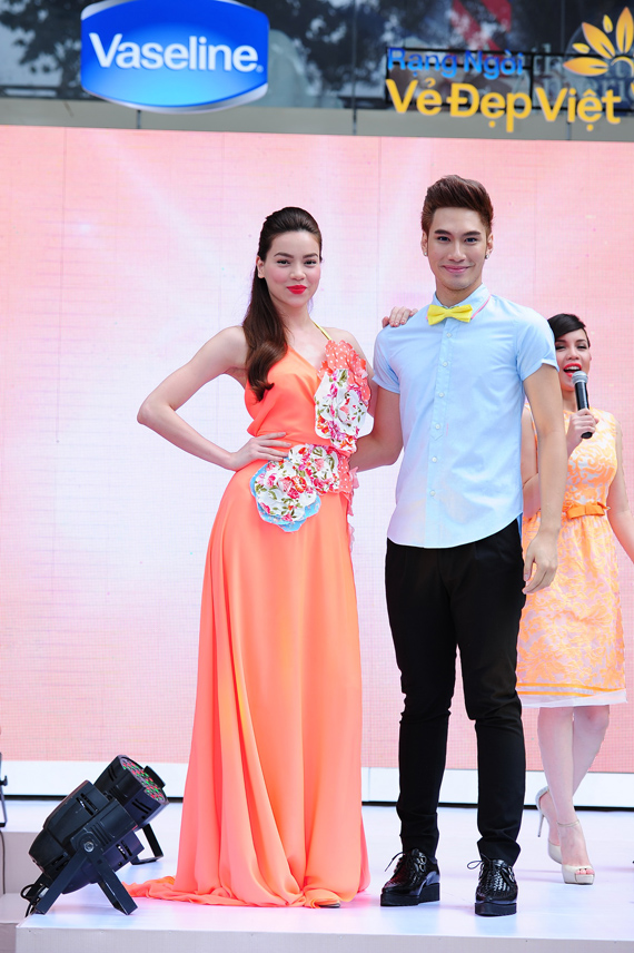Lý Quý Khánh thiết kế váy từ phụ kiện chống nắng cho Hà Hồ