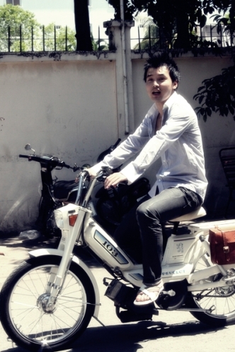 Xe máy của sao Việt: Người giản dị, kẻ 'hàng khủng'