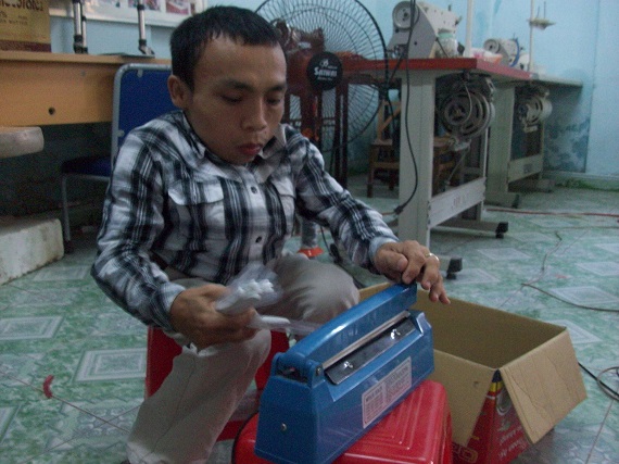 
	Thầy Nguyễn Ngọc Phương đang sửa chữa mô tơ điện cho máy may ở trung tâm.
