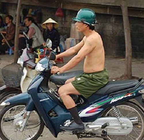 Chống nắng, Việt Nam, Hài hước: Xem những bức ảnh hài hước về chống nắng tại Việt Nam để tìm kiếm những ý tưởng mới lạ để bảo vệ mình trước ánh nắng gay gắt. Hãy khám phá cách người dân Việt Nam vui đùa và sáng tạo khi đối mặt với một thách thức như chống nắng.