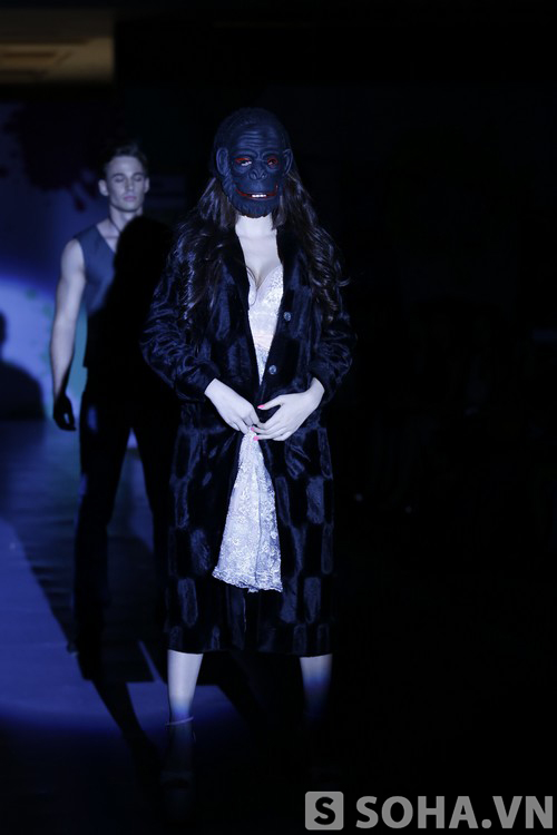 Phương Trinh hóa thành khỉ đột trên sàn catwalk