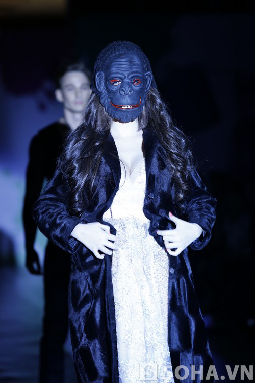 	Chính mặt nạ khỉ đột và áo choàng trên chất liệu lông đen đã giúp Phương Trinh ấn tượng hơn các người mẫu sáng giá góp mặt trong chương trình.