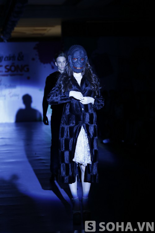 Phương Trinh hóa thành khỉ đột trên sàn catwalk