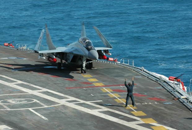 MiG-29 trên tàu sân bay Vikramaditya Ấn Độ cất cánh trong đêm