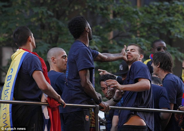 “Sao” Barca lao vào choảng nhau trong lễ diễu hành vô địch