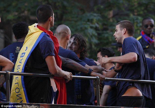 “Sao” Barca lao vào choảng nhau trong lễ diễu hành vô địch