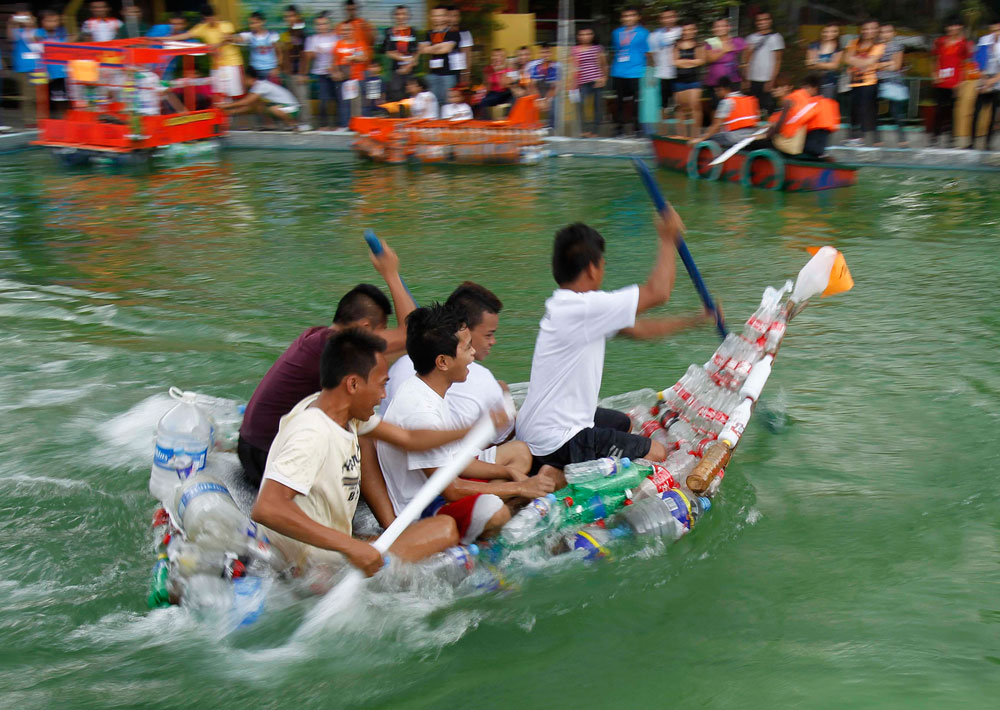 
	Sinh viên trèo thuyền tự chế trên 1 chiếc thuyền làm từ vật liệu tái chế trong cuộc thi thuyền tại Manila, Philippines