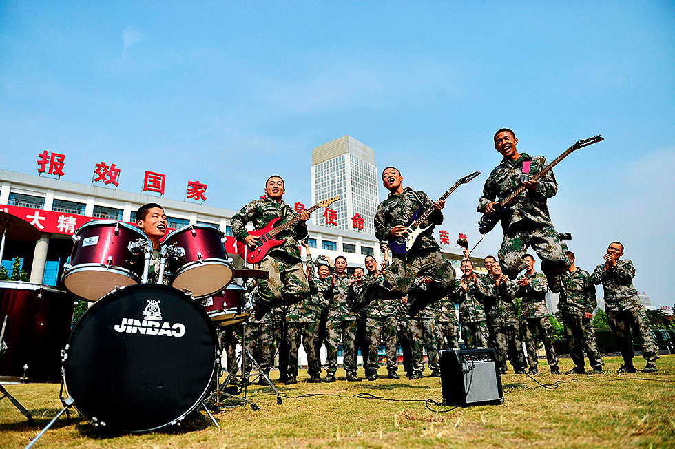 
	Các chiến sĩ quân đội Trung Quốc phấn khích với ngày Quốc Khánh.