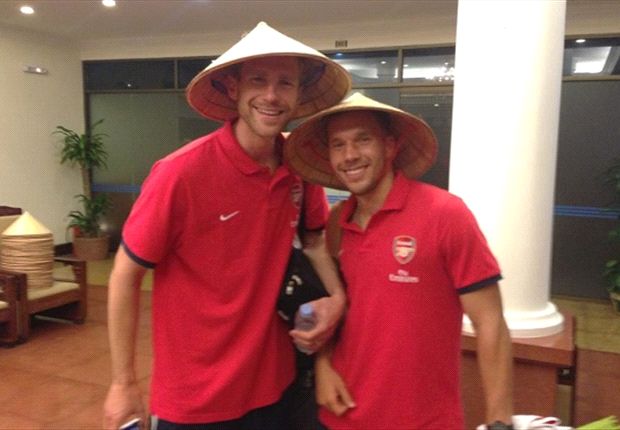 	Podolski đăng tải ảnh chụp cùng Mertesacker trên facebook với chiếc nón lá Việt Nam 