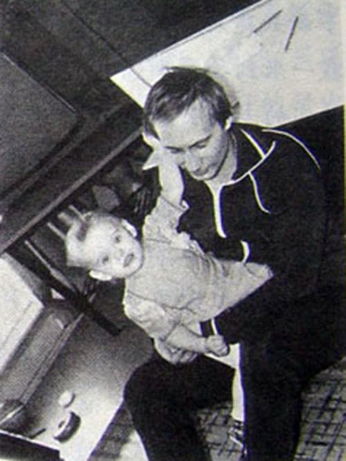 Bức ảnh chụp Putin và con gái đầu năm 1986.