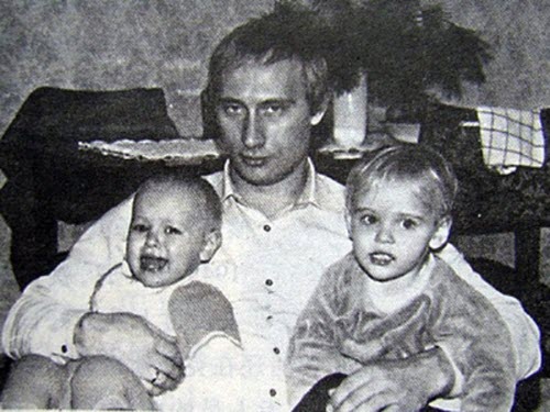Putin chơi cùng 2 cô con gái.