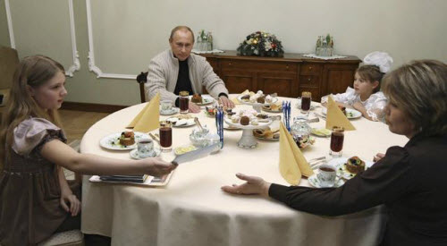 Gia đình ông Putin hạnh phúc quây quần bên bàn ăn.