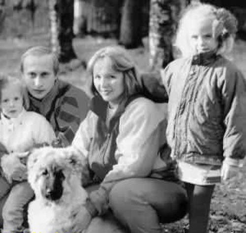 Một bức ảnh hiếm hoi chụp tất cả thành viên trong gia đình ông Putin.