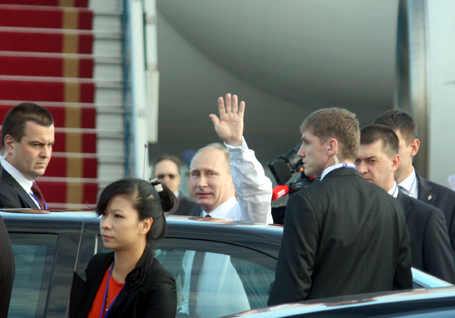 
	Ông Putin vẫy tay chào báo giới trước khi bước lên xe, bắt đầu chuyến thăm chính thức Việt Nam một ngày.