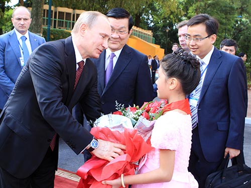 
	Một em nhỏ tặng hoa chào mừng Tổng thống Putin.