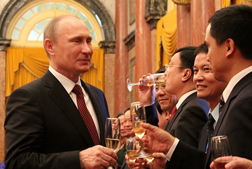 
	Tổng thống Putin nâng cốc chúc mừng sau khi chứng kiến lễ ký kết các văn kiện tại Phủ Chủ tịch.