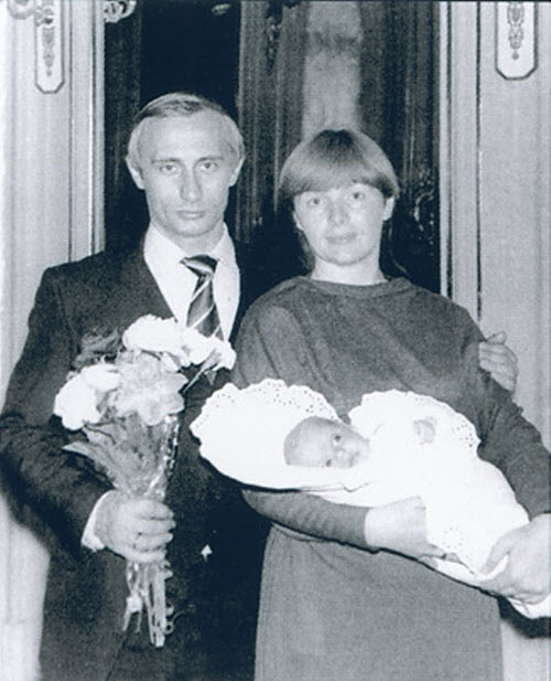 Vợ chồng ông Putin chụp ảnh cùng cô con gái đầu lòng.