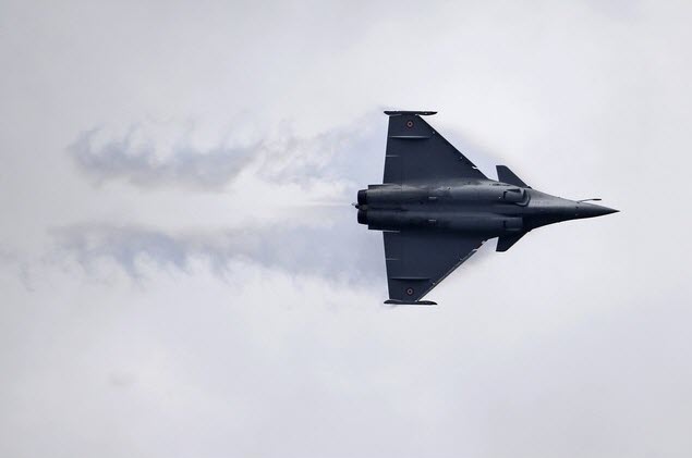 Máy bay chiến đấu Rafale của Không quân Pháp phô diễn trên bầu trời tại Triển lãm hàng không quốc tế Paris lần thứ 50.