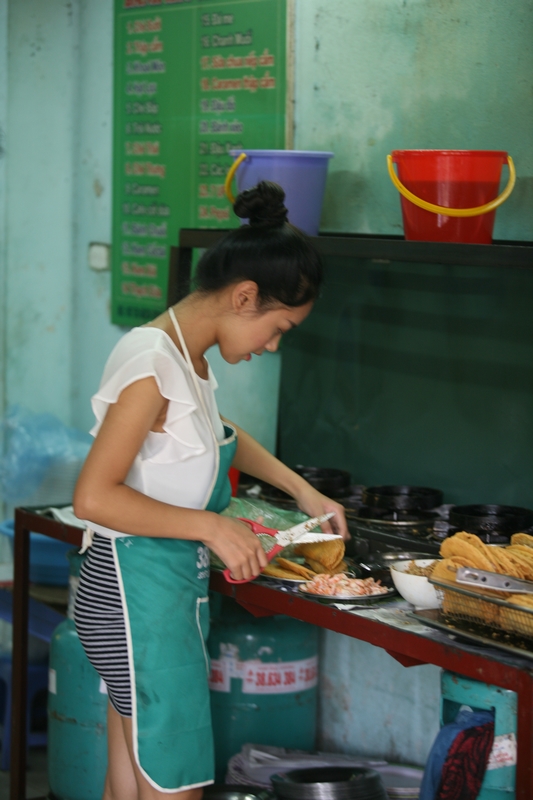 Hoàng Quyên khẩu trang kín mít, vào bếp làm...bánh xèo