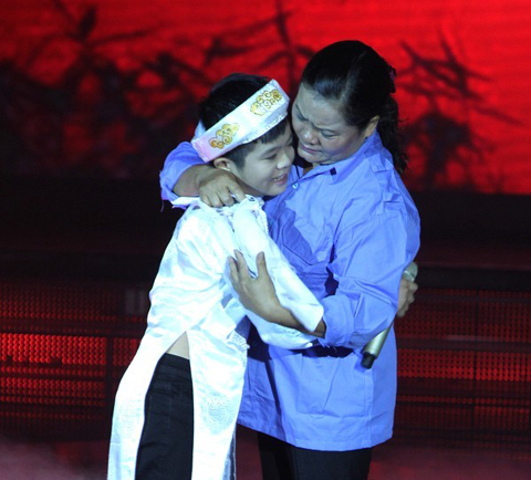  	Hình ảnh đầy xúc động của 2 mẹ con Quang Anh trên sân khấu The Voice Kids.