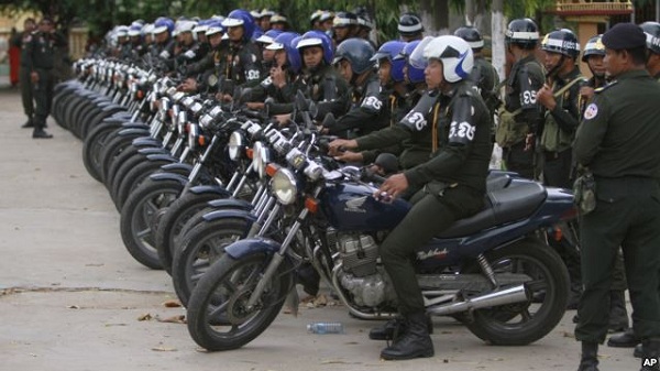 Quân cảnh Campuchia được triển khai tại Stung Meanchey (Phnom Penh), nơi Thủ tướng Hun Sen xuất hiện trước công chúng lần đầu tiên kể từ sau ngày bầu cử