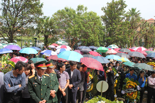 
	Sân đợi bên ngoài đã hửng nắng.