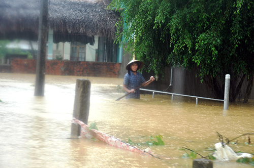 
	Vùng nông thôn ở các huyện đồng bằng tỉnh Quảng Nam cũng ngập trong biển nước.