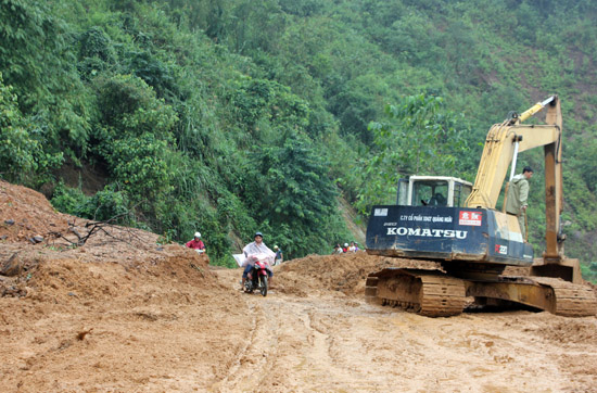 
	Tuyến tỉnh lộ 623 đoạn qua xã Sơn Thượng, huyện Sơn Hà, Quảng Ngãi bị sạt lở