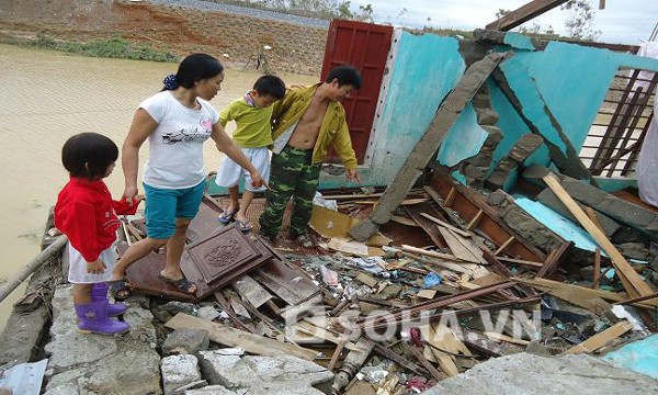 Miền Trung: Nhói tim hình ảnh cả làng bị lốc dữ 