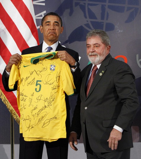 
	Áo thi đấu có chữ kí của các thành viên đội tuyển bóng đá Brazil là quà ông Obama nhận được trong khi tới Ý tham dự hội nghị thượng đỉnh G8 vào năm 2009.