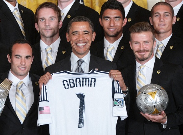 
	Chiếc áo thi đấu có tên Tổng thống Obama là món quà từ đội tuyển bóng đá LA Galaxy.