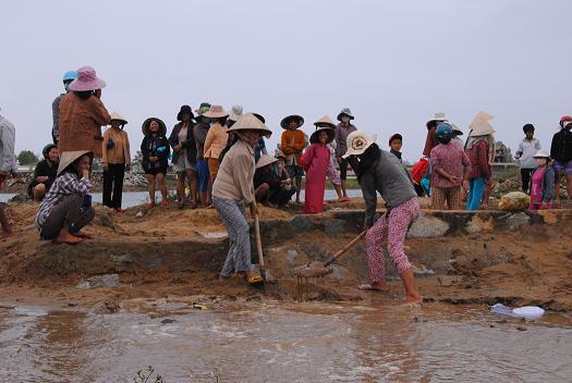  	Người dân An Xá dọn dẹp bên dòng sông Kiến Giang.