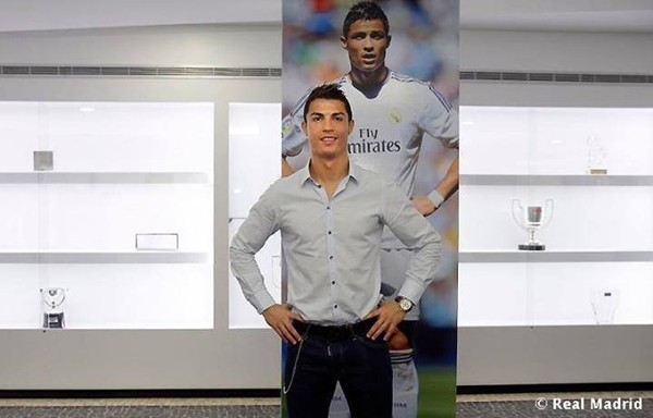  	Ronaldo tạo dáng giống hệt tấm hình sau lưng anh.