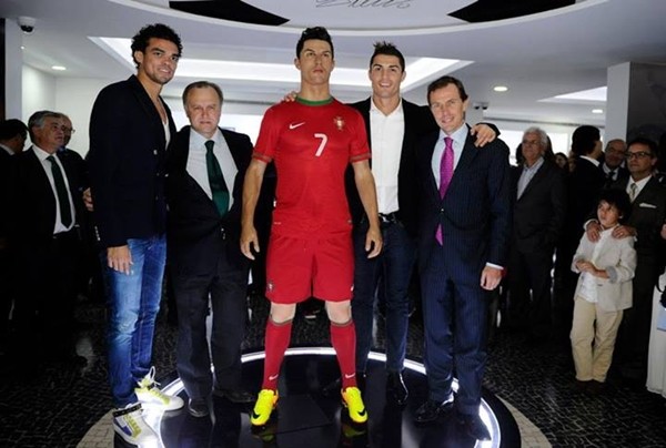  	Pepe, cầu thủ đồng đội của anh tại Real cũng đã có mặt ủng hộ viện bảo tàng.