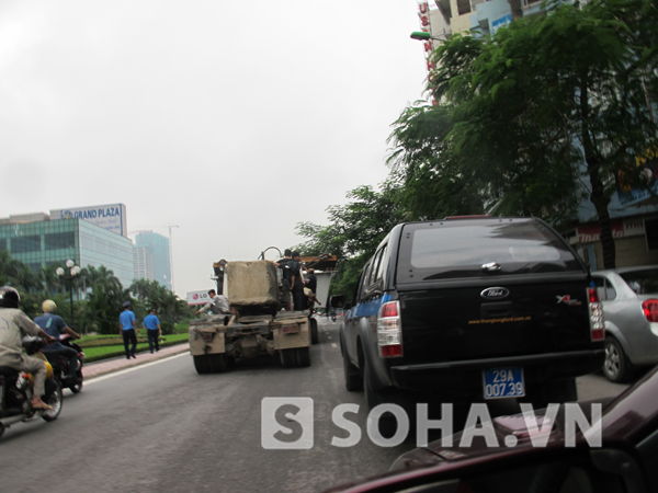 Thanh giằng dài hàng chục mét bị rơi trên đường Nguyễn Chí Thanh đang được giám sát bởi các lực lượng chức năng.