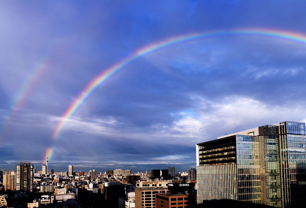 
	Cầu vồng được nhìn thấy sau một trong những tháp phát thanh cao nhất thế giới, tháp Tokyo Skytree tại Tokyo, Nhật Bản.