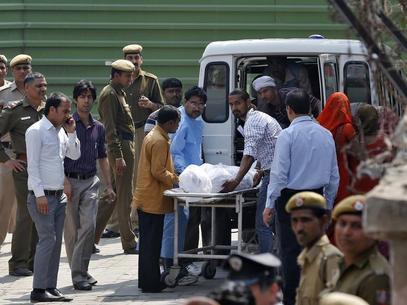 
	Nữ du khách Thụy Sĩ bị cưỡng hiếp tập thể tại Ấn Độ nhưng may mắn sống sót được nhân viên y tế đưa tới bệnh viện
