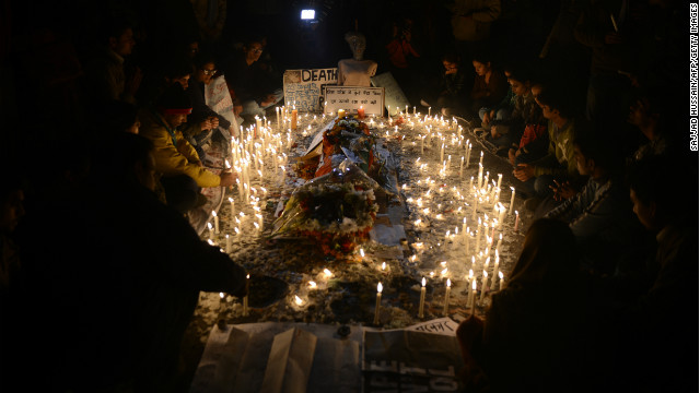 
	Người biểu tình thắp nến xung quanh một hình nộm tượng trưng cho nạn nhân bị cưỡng hiếp