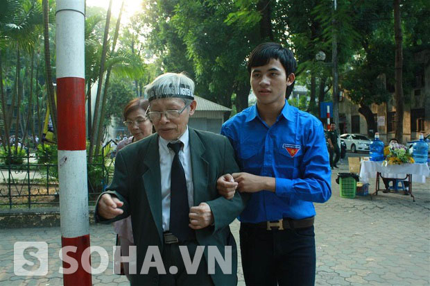 	Đại tá Nguyễn Huy Văn ban liên lạc VN Giải phóng quân đội băng đen có dòng chữ: Vô cùng thương tiếc Đại tướng Võ Nguyên Giáp vào viếng