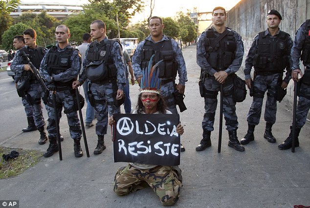 
	Thổ dân địa phương biểu tình phản đối việc mở rộng sân Maracana