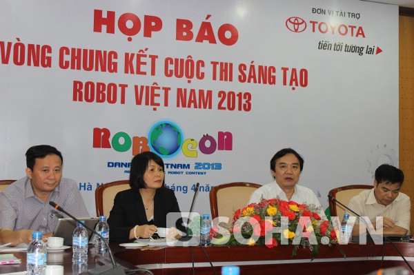 Ông Phạm Việt Tiến - Trưởng ban tổ chức cuộc thi đánh giá chất lượng cuộc thi Robocon 2013 hơn hẳn, sản phẩm phong phú và có tính thực tiễn hơn.
