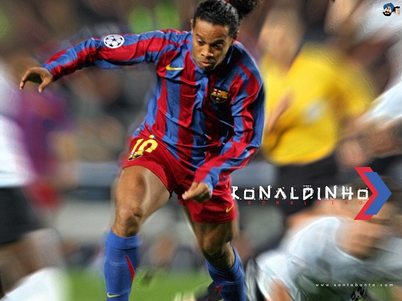 
	Ronaldinho đã từng khiến cả thế giới phải mê mẩn với những đường bóng của mình
