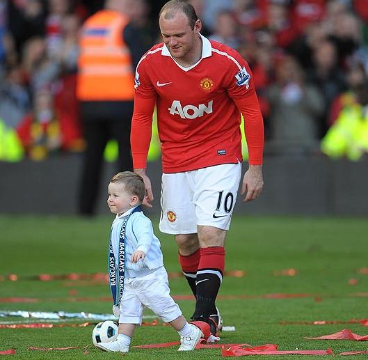 Không thích đá chỉ thích điệu, Rooney rầu rĩ vì cậu ấm Kai