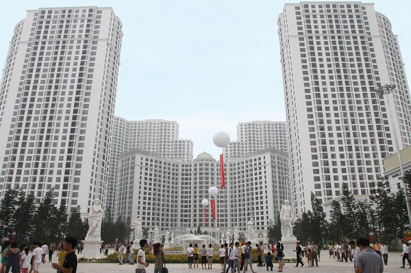 	Royal City, quần thể trung tâm thương mại và vui chơi giải trí tại  quận Thanh Xuân, TP.Hà Nội được đánh giá là Trung tâm Thương mại lớn nhất Châu Á trong lòng đất.