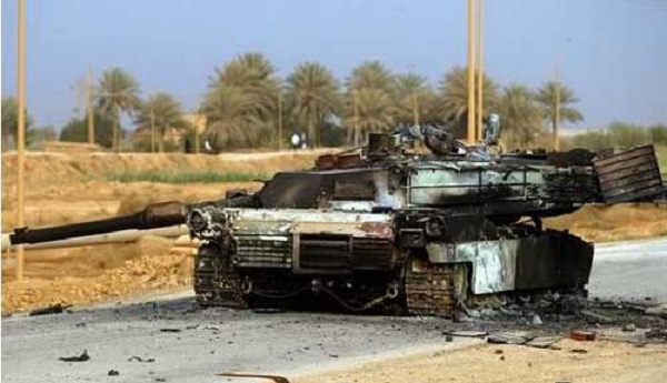 Một chiếc xe tăng M1A1 của Mỹ bị thiêu rụi trong chiến tranh Iraq năm 2003