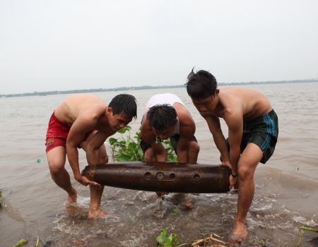 
	Lực lượng Công binh thuộc Bộ Chỉ huy quân sự TP Cần Thơ tiến hành xử lí, huỷ nổ an toàn 2 quả bom (Ảnh TĐCT)