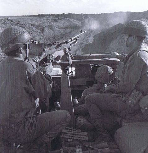Bộ binh cơ giới Israel tuần tra dọc phòng tuyến Bar Lev