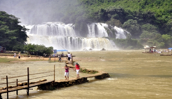 
	Nhiều doanh nghiệp lữ hành phía nam đẩy mạnh bán tour mùa thu ở miền Bắc. Trong ảnh là điểm du lịch thác Bản Giốc (Cao Bằng) - ảnh T.D