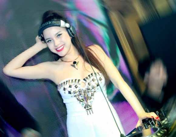 Sao Hà Lan bất ngờ cưa đổ nữ DJ nóng bỏng số 1 Việt Nam